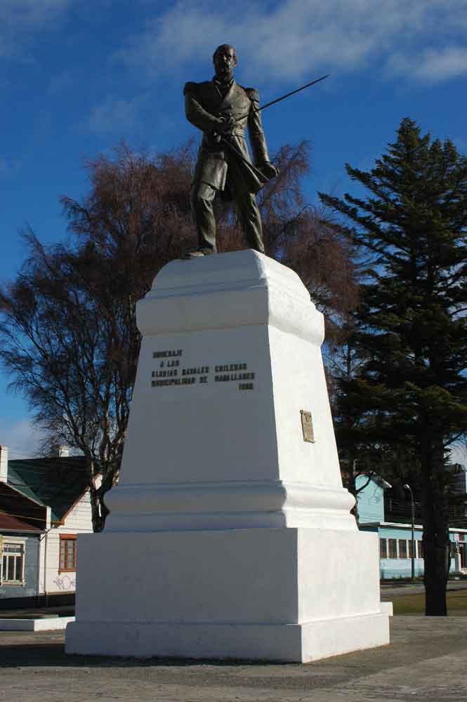 83 - Chile - Punta Arenas, monumento a las glorias navales chilenas